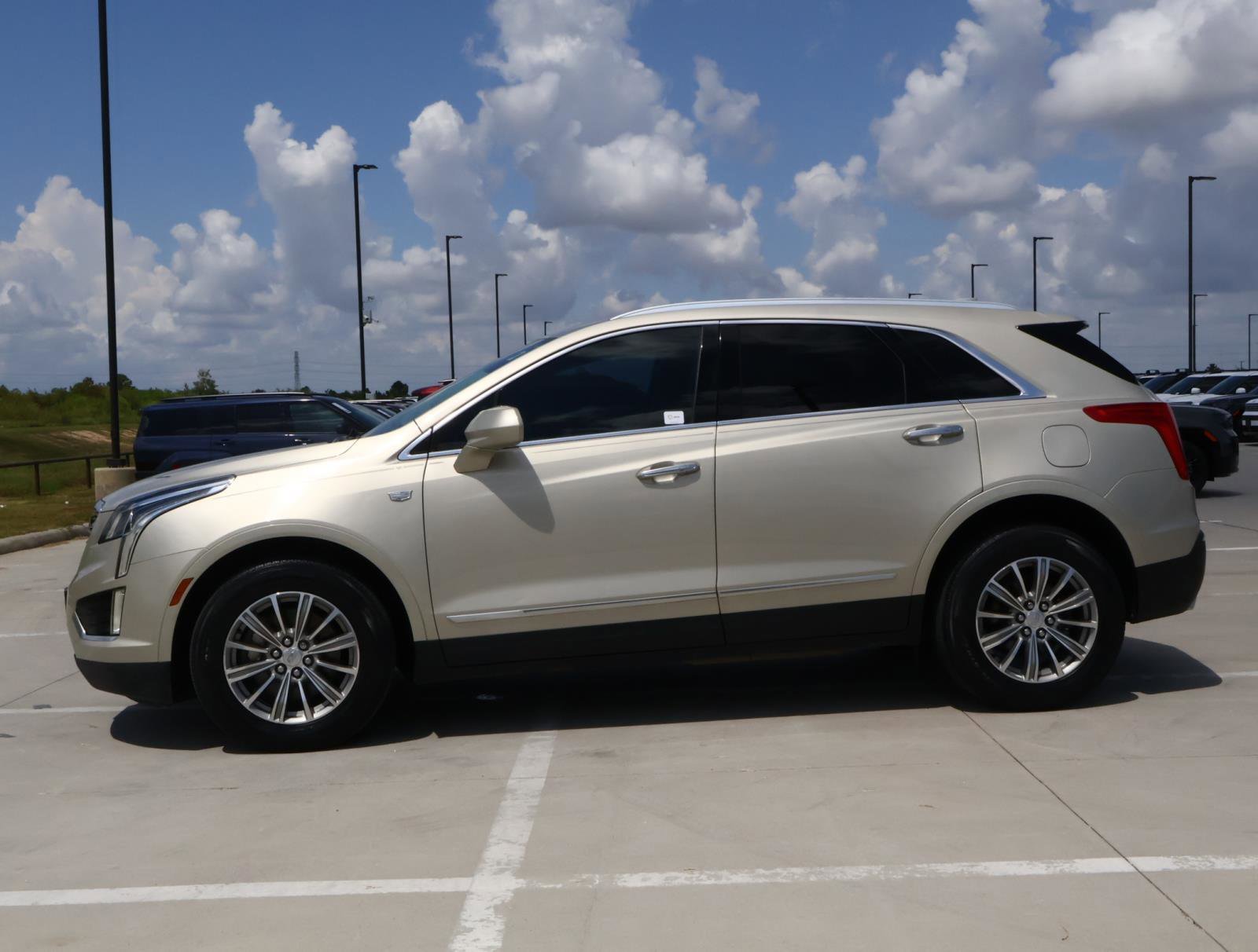 Used 2017 Cadillac XT5 Luxury with VIN 1GYKNDRS7HZ136407 for sale in Friendswood, TX