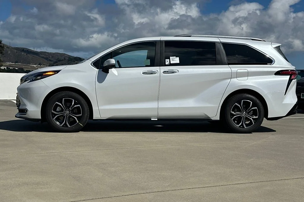 New 2026 Wind Chill Pearl <sup>1</sup> Toyota  Platinum image 7