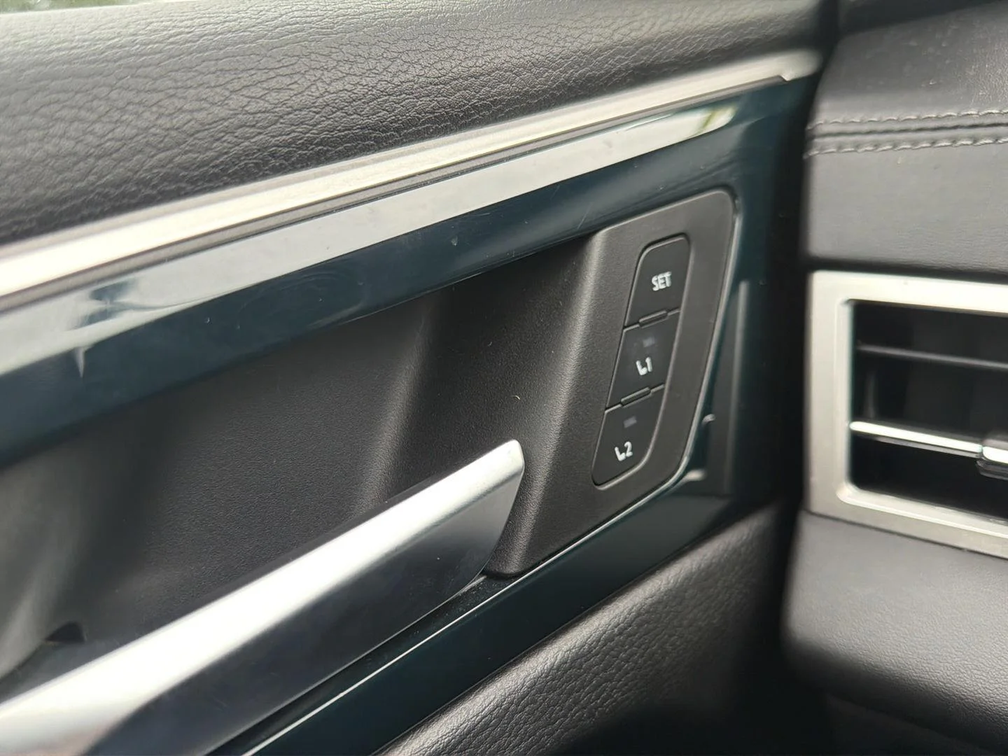 Used 2022 Black Diamond Mitsubishi SEL image 16