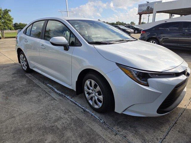 Used 2026 Wind Chill Pearl Toyota LE image 5