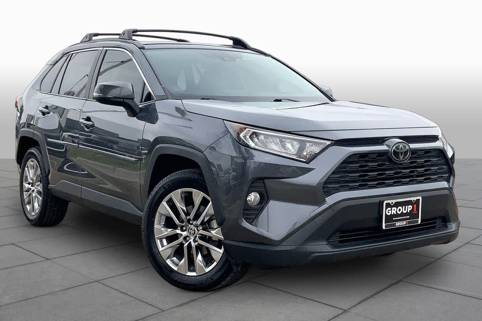 Used 2020 Magnetic Gray Metallic Toyota XLE Premium image 3