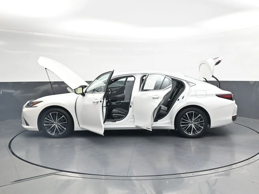 Used 2022 White Lexus 300h image 45