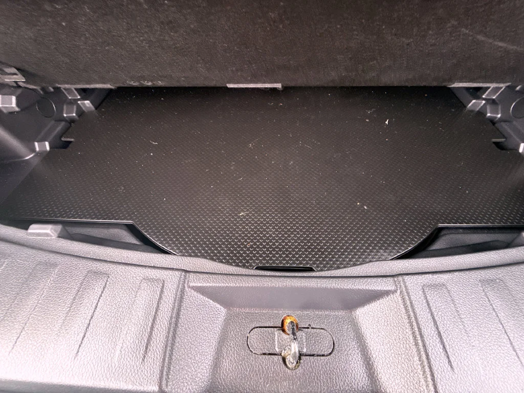 Used 2018 White Nissan SL image 10