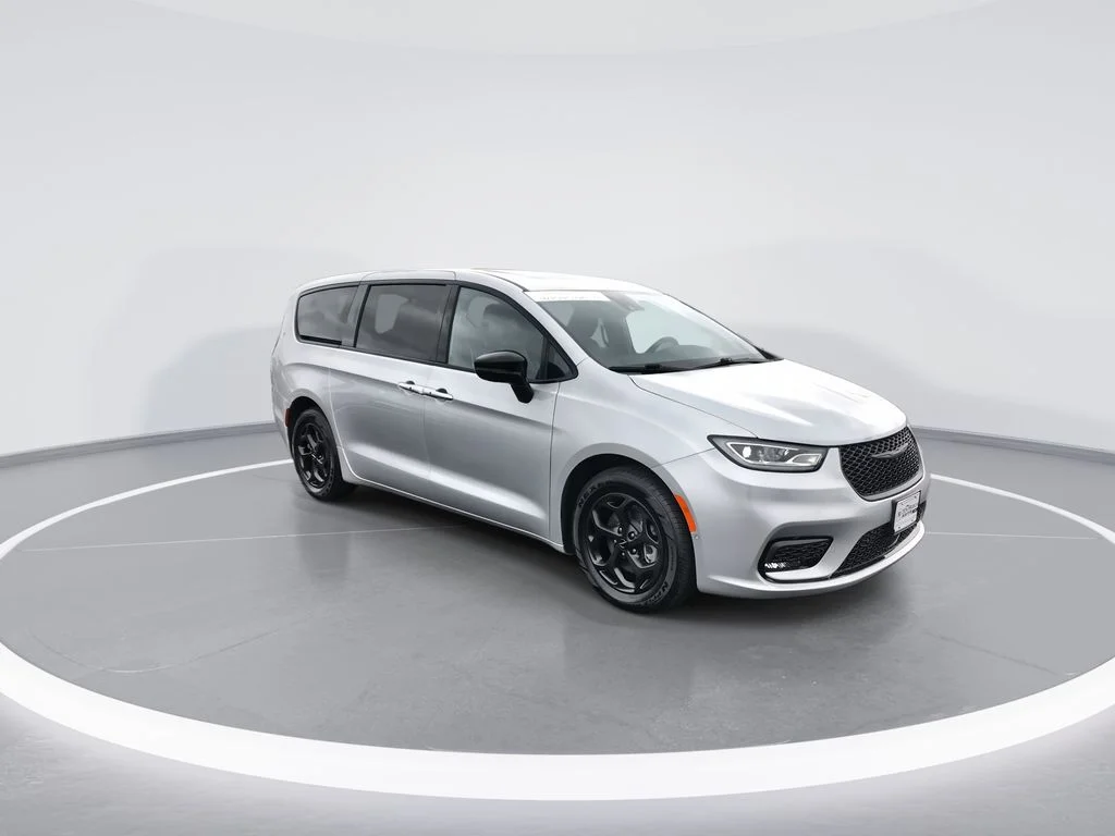Used 2023 Silver Chrysler Limited image 2