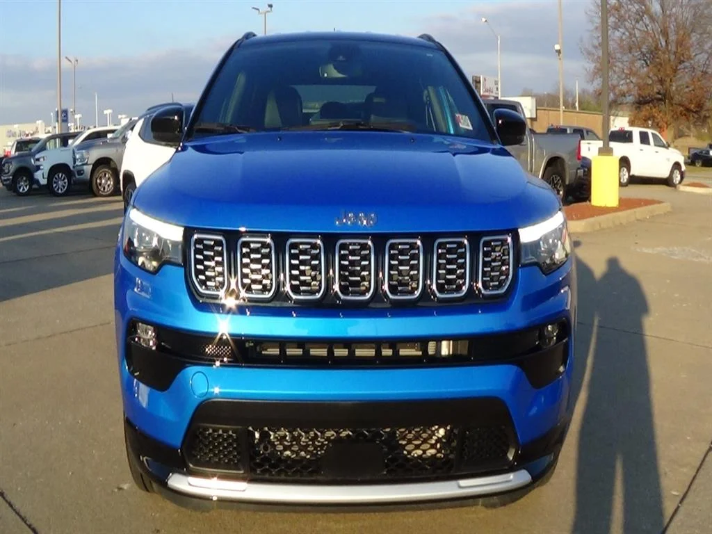 Used 2025 Hydro Blue Pearl Coat (pbj) Jeep Limited image 3
