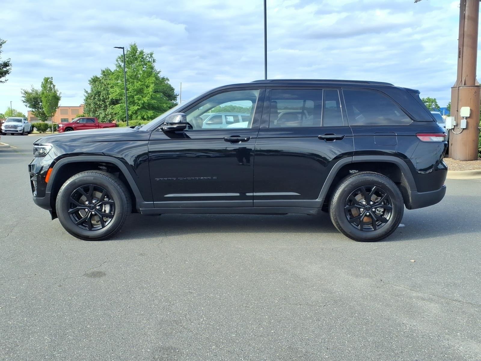 Used 2025 Diamond Black Crystal Pearlcoat Jeep Altitude image 3