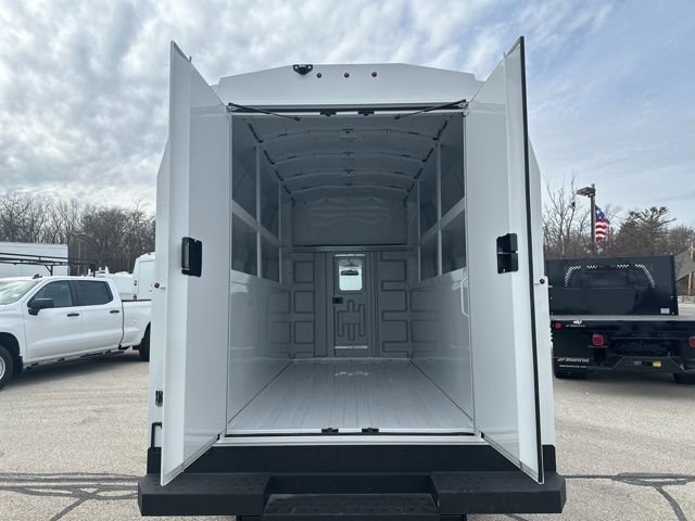New 2025 Summit White Chevrolet 1WT image 10