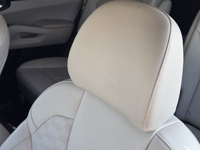 Used 2025 White Pearl Kia EX image 14
