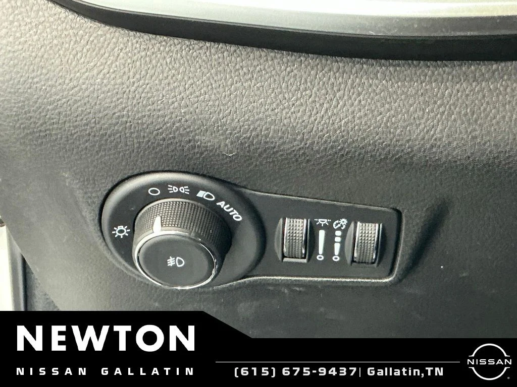 Used 2022 Bright White Clearcoat Jeep Latitude Lux image 35