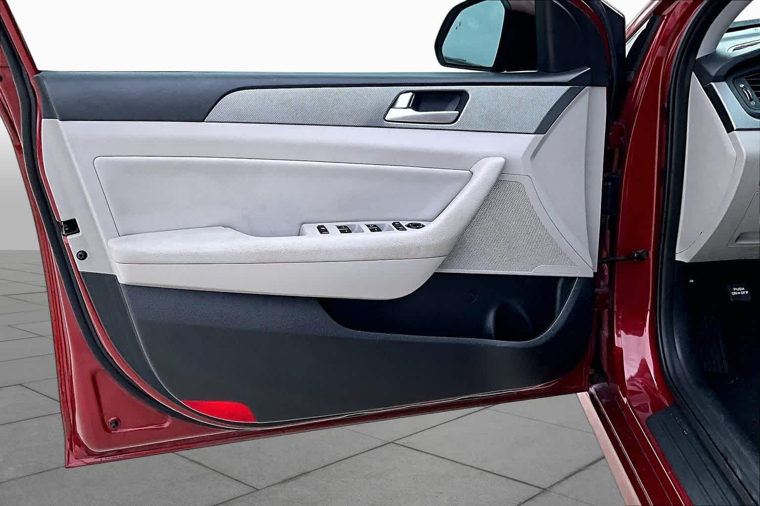 Used 2018 Cosmopolitan Red Hyundai SE image 20