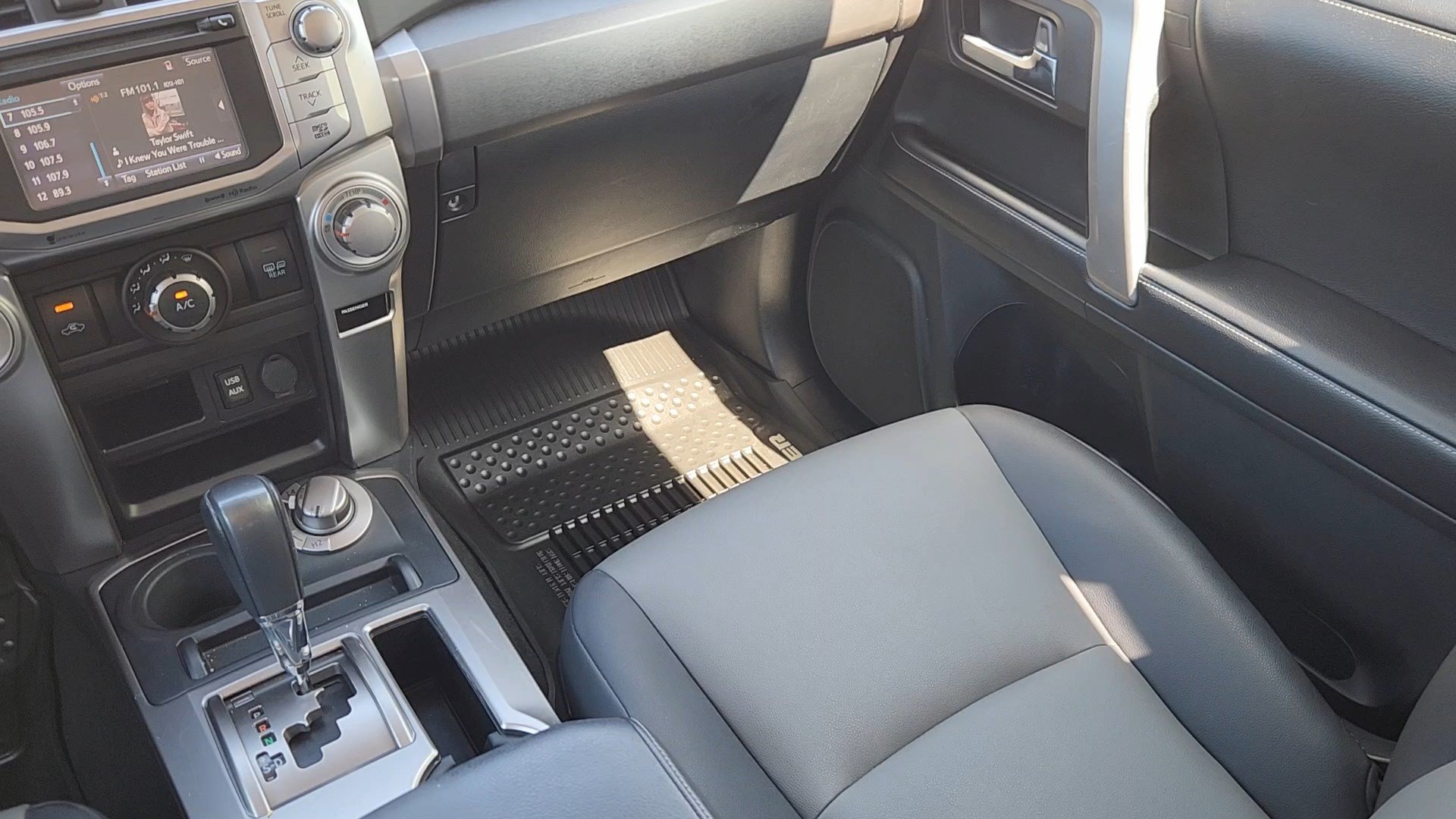 Used 2019 Super White Toyota SR5 image 32