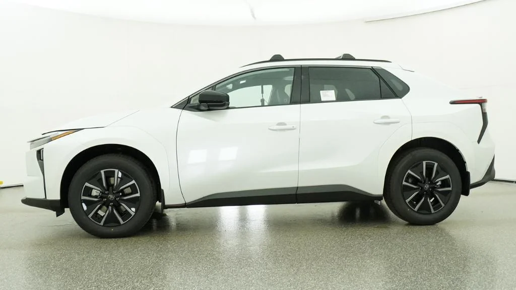 New 2026 Wind Chill Pearl Toyota XLE image 5