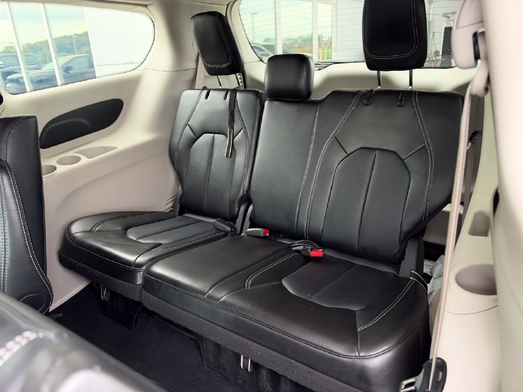 Used 2024 Black Chrysler Select image 20
