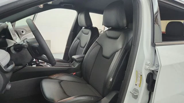 New 2026 Bright White Clear-Coat Exterior Paint Jeep Latitude image 16
