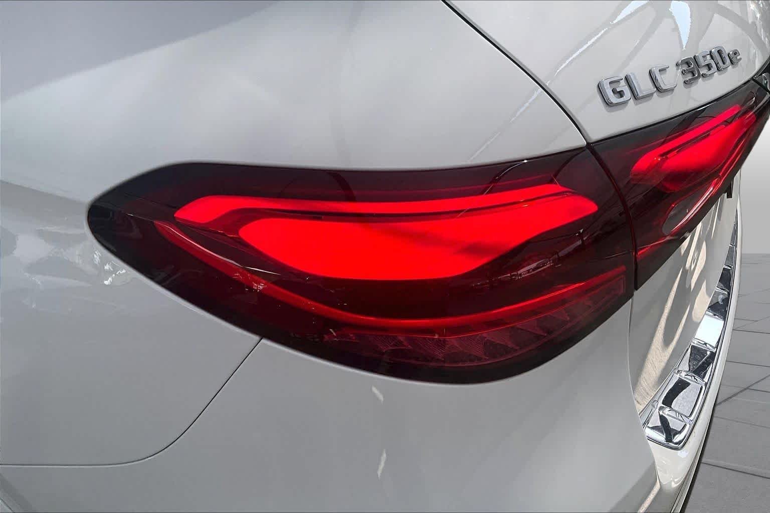 Used 2025 Polar White Mercedes-Benz GLC 350e image 29