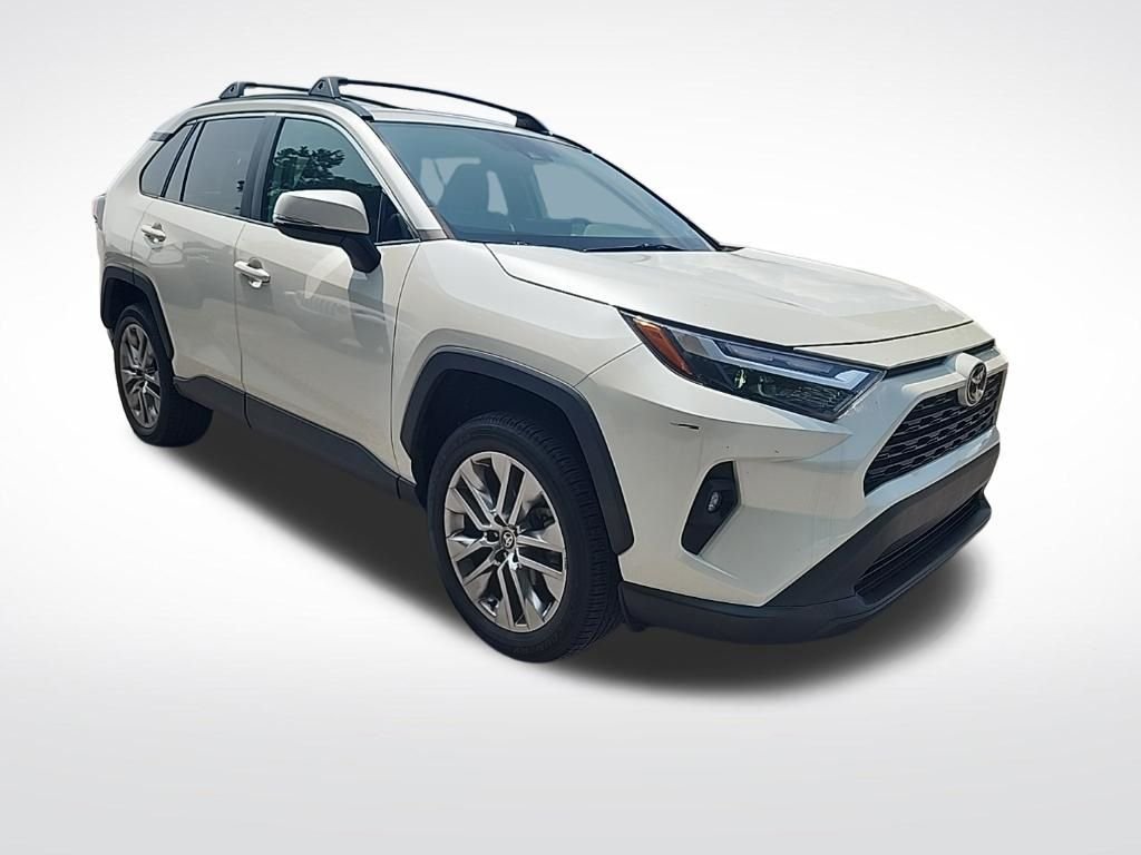 Used 2022 White Toyota XLE Premium image 3