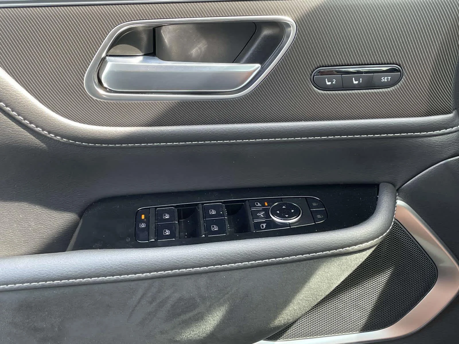 New 2026 Radiant White INFINITI LUXE image 34