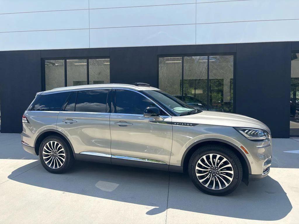 Used 2023 Beige Lincoln Reserve image 2