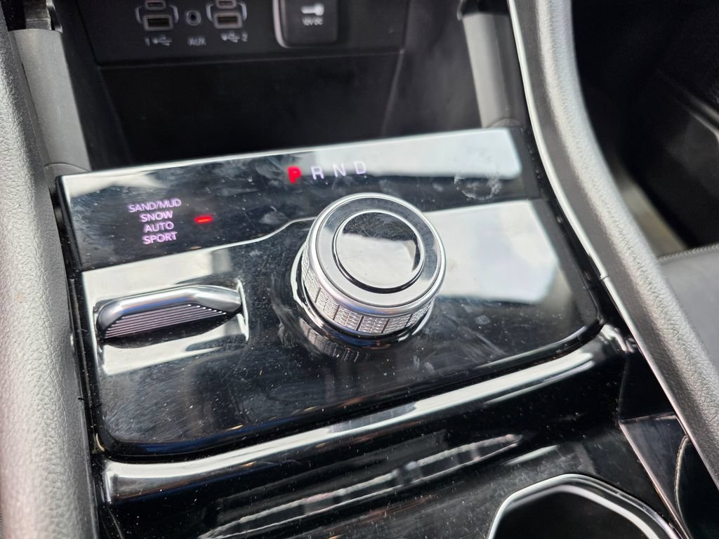 Used 2023  Jeep Limited image 18