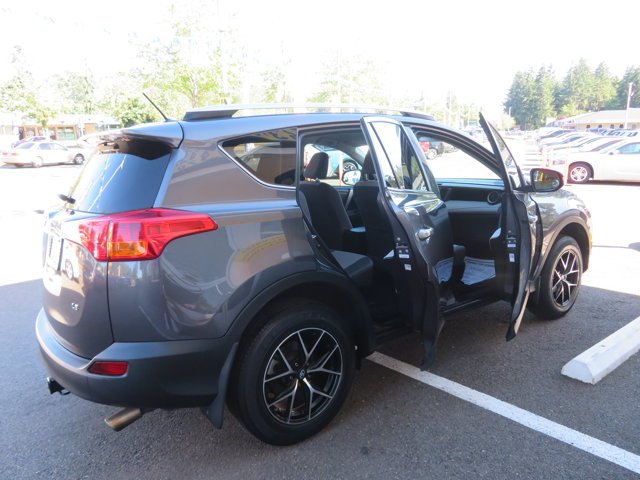 Used 2015  Toyota LE image 8
