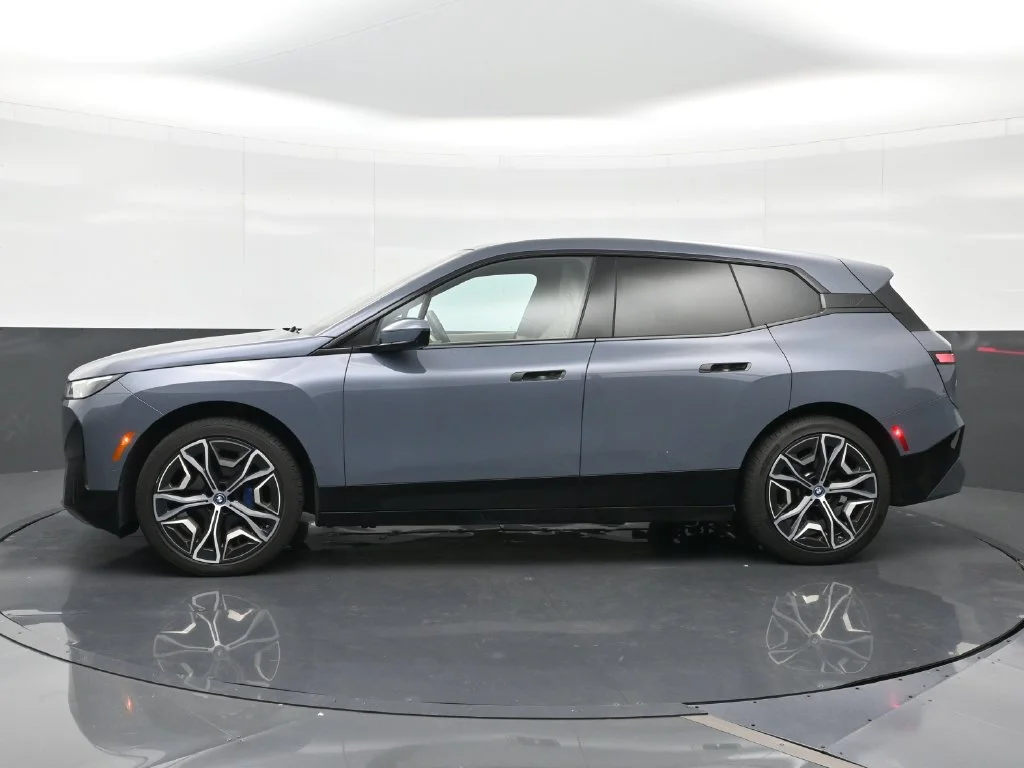 Used 2024 Gray BMW xDrive50 image 3