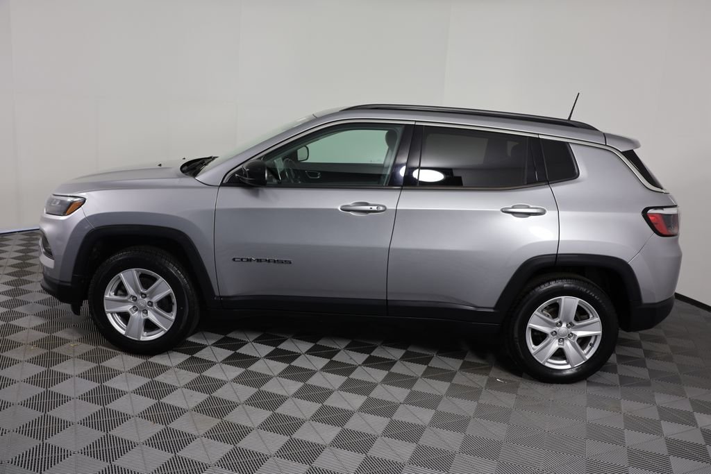 Used 2022 Silver Jeep Latitude image 5