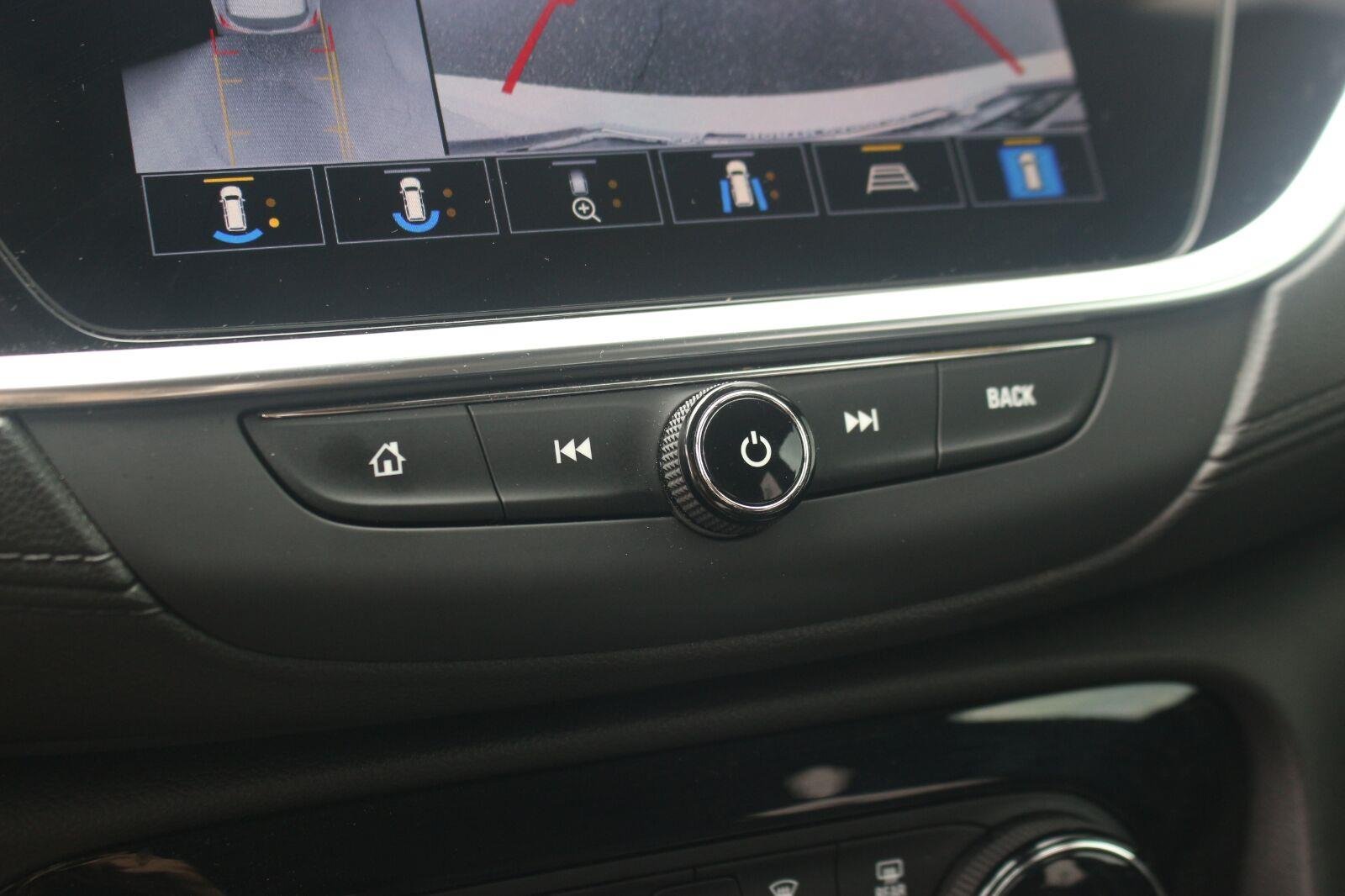 Used 2022 White Frost Tricoat Buick Essence image 24