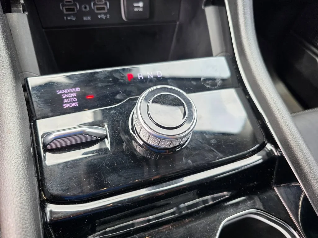 Used 2023  Jeep Limited image 18