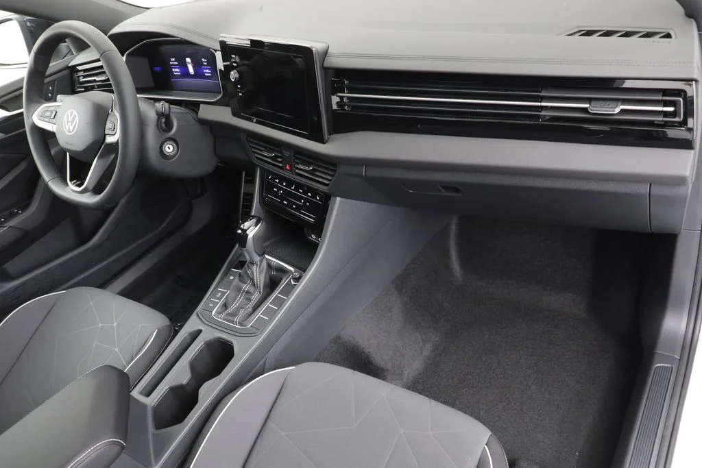 New 2026 Pure White Volkswagen 1.5T Sport image 21
