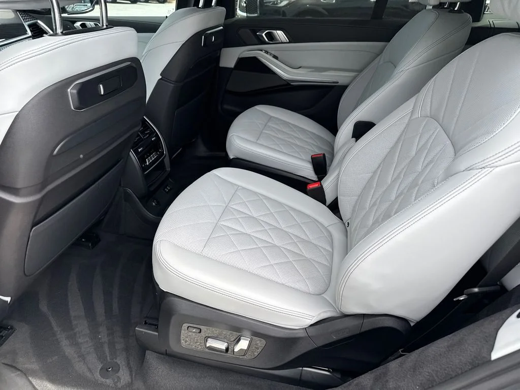 Used 2023 Gray BMW xDrive40i image 23