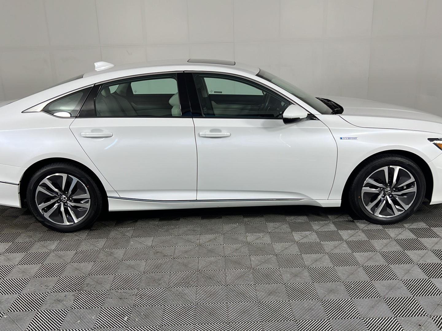 Used 2021 Platinum White Pearl Honda EX-L image 3