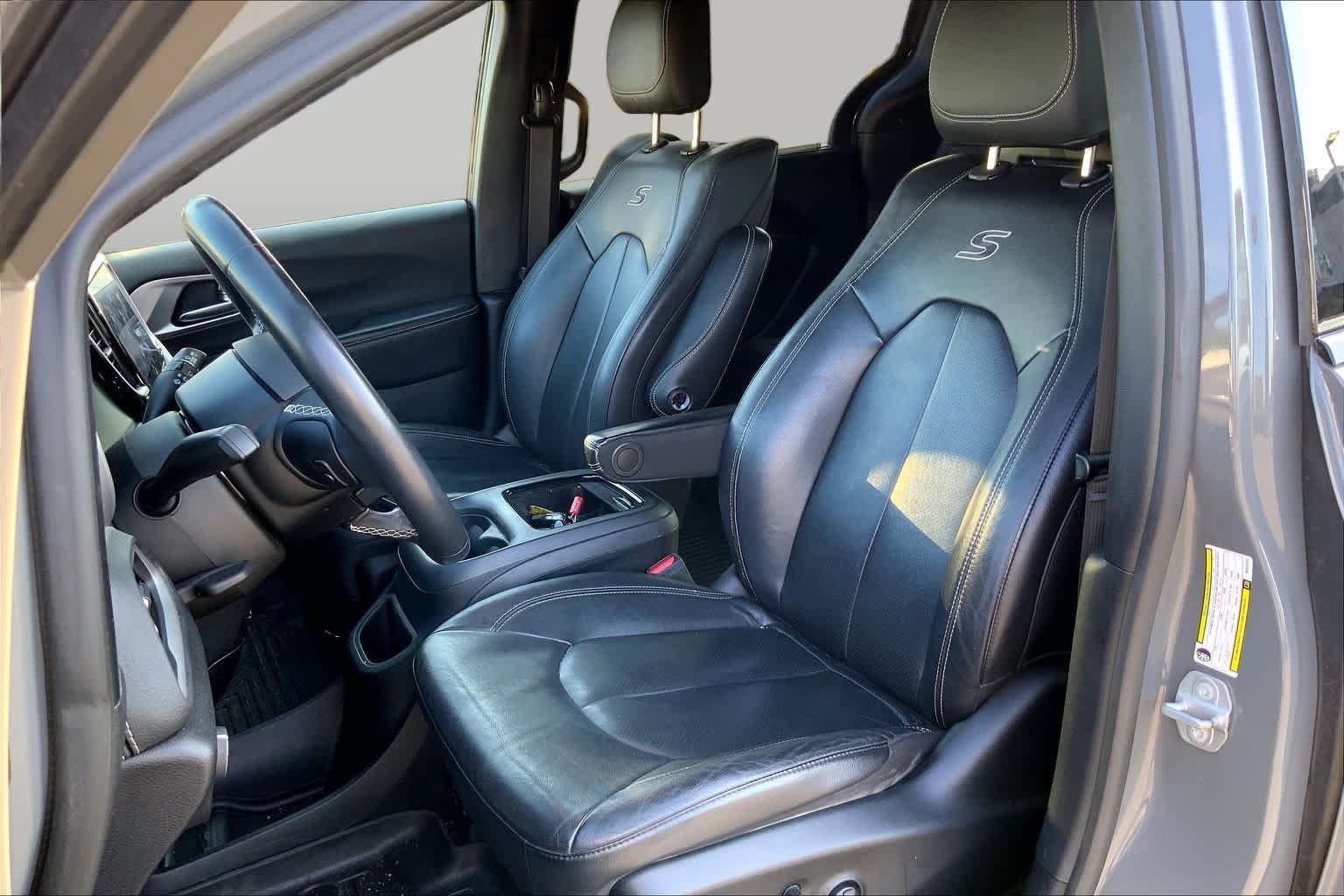 Used 2021 Ceramic Gray Clearcoat Chrysler Touring L image 7