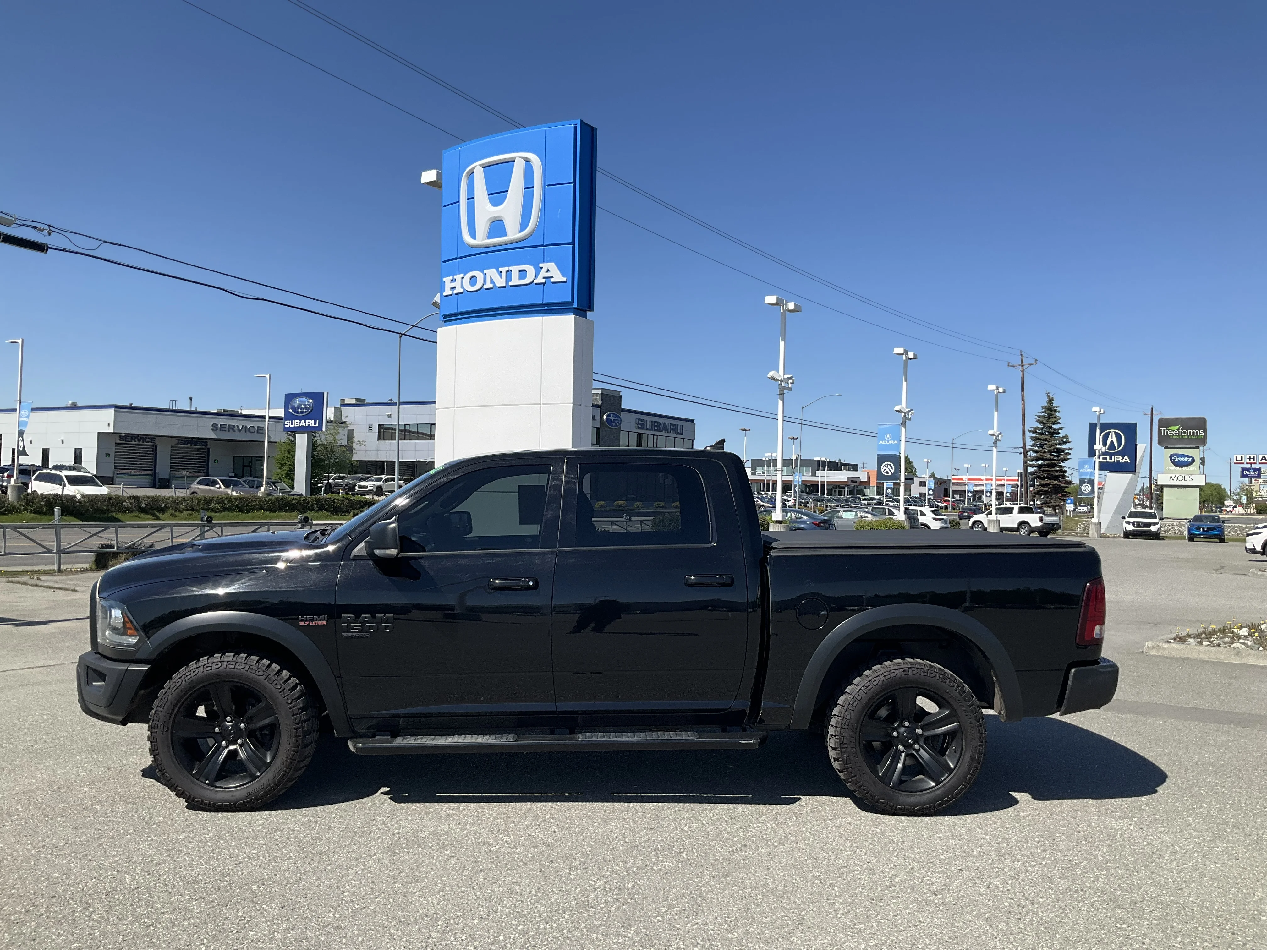 Used 2022 Diamond Black Crystal Pearlcoat Ram Warlock image 3