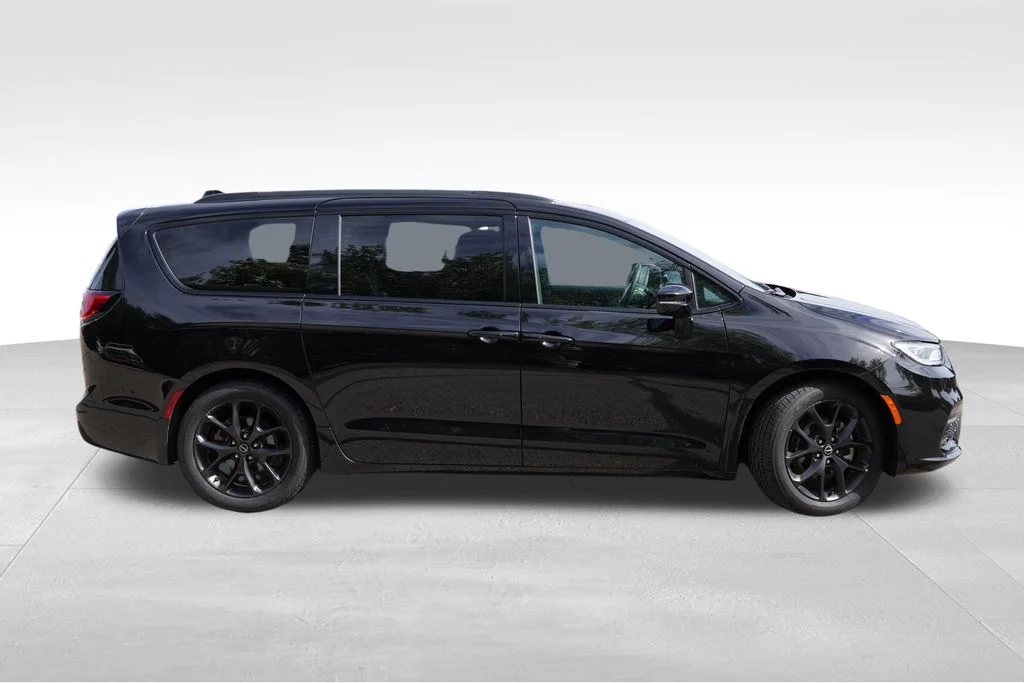 Certified Used 2025 Diamond Black Crystal Pearlcoat Chrysler Limited image 3
