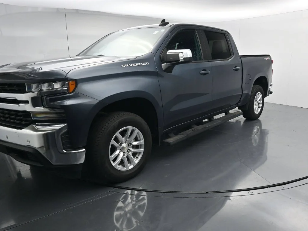 Used 2020 Gray Chevrolet LT image 3