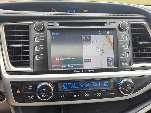 Used 2019  Toyota SE image 18