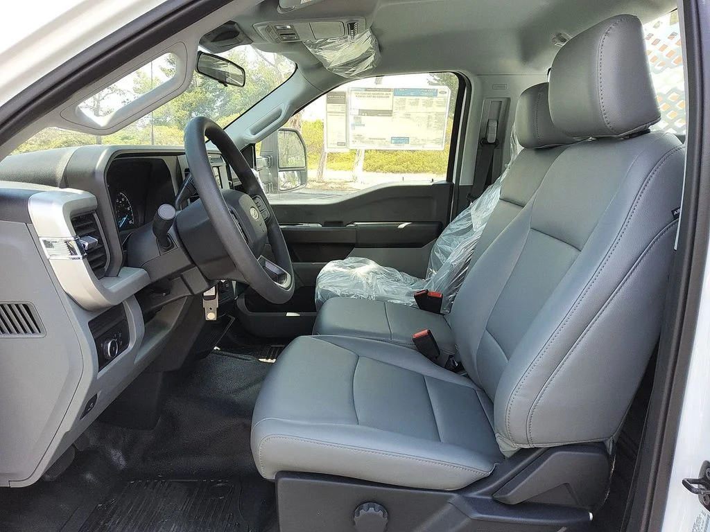 New 2026 Oxford White Ford XL image 7