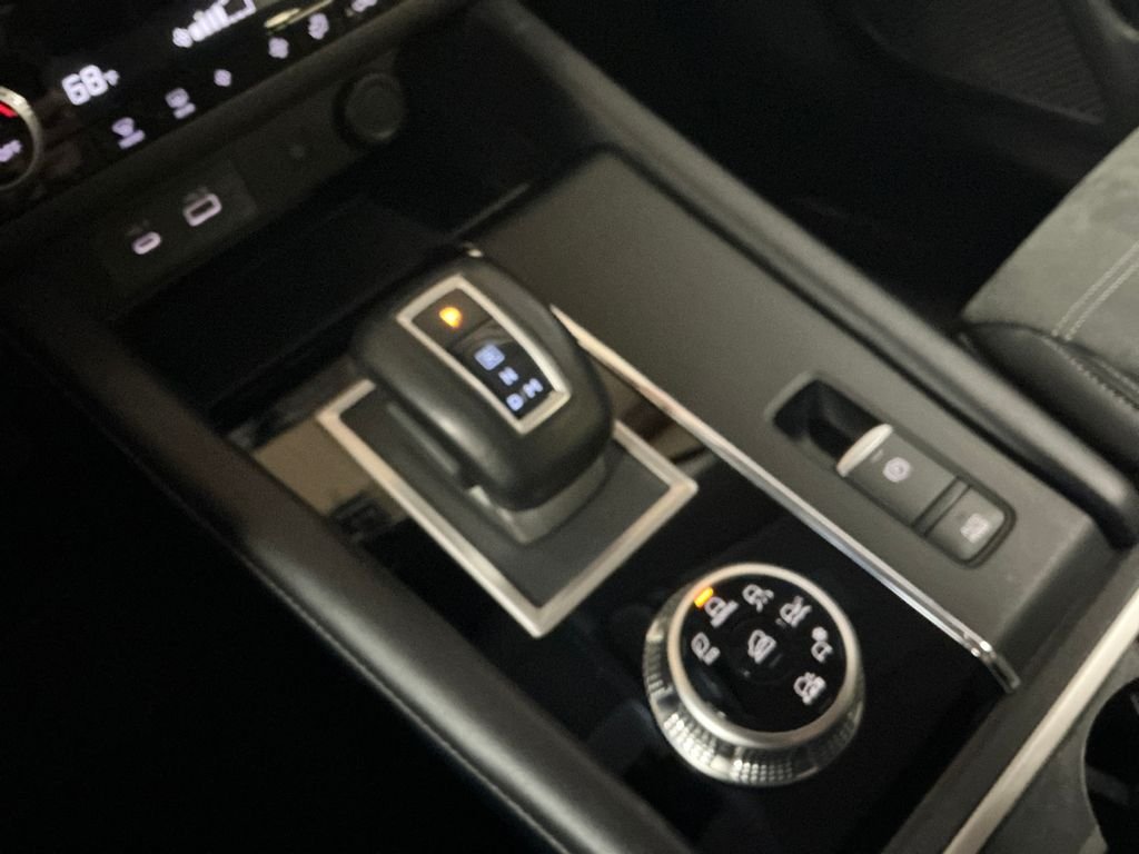 Used 2024  Mitsubishi SE image 22