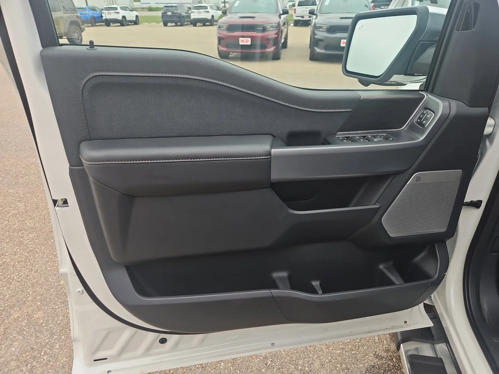 New 2026 Star White Metallic Tri-Coat Ford LARIAT image 27