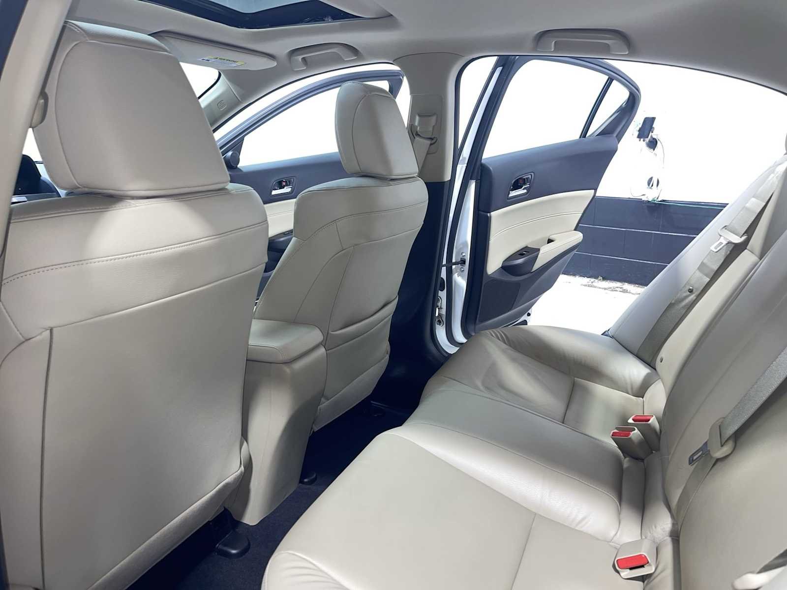 Used 2018 Bellanova White Pearl Acura  image 12