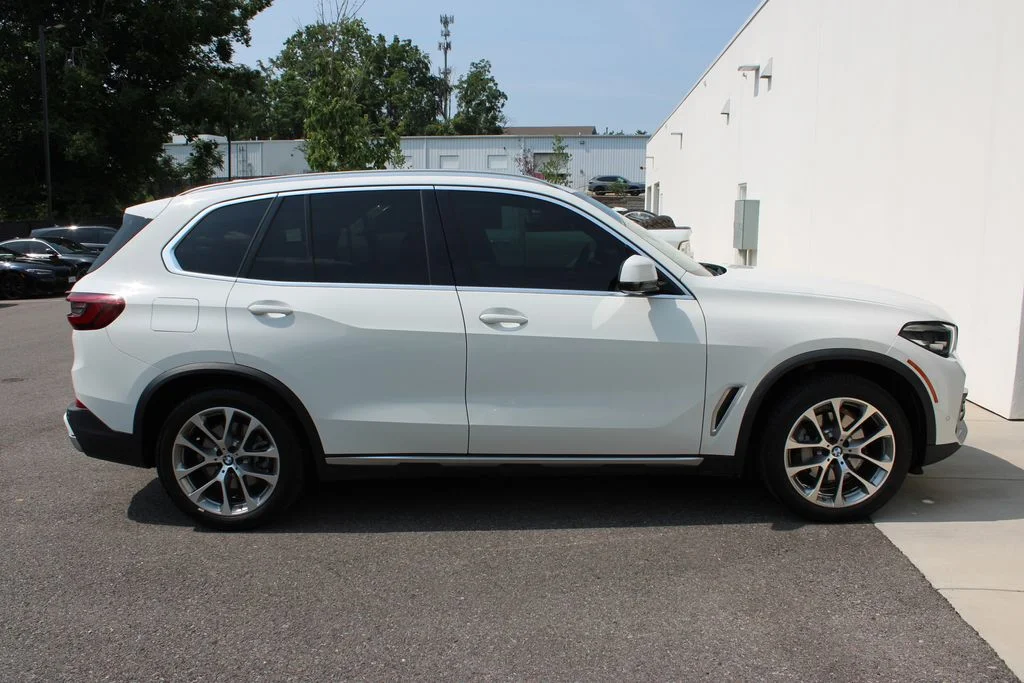Used 2022 White BMW xDrive40i image 32
