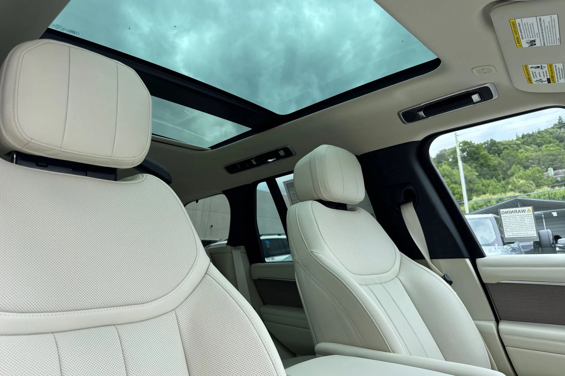 New 2026 Belgravia Green Land Rover SE image 19