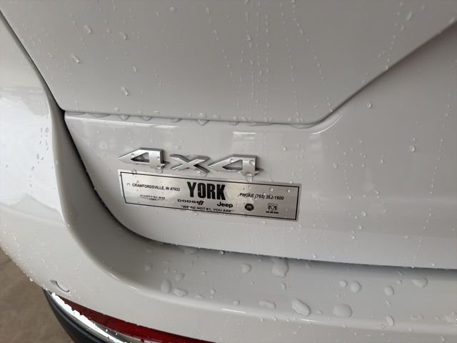 New 2026 Bright White Clear-Coat Exterior Paint Jeep Laredo X image 5