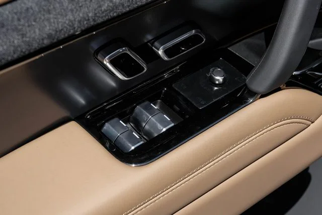 New 2026  Land Rover SE image 56