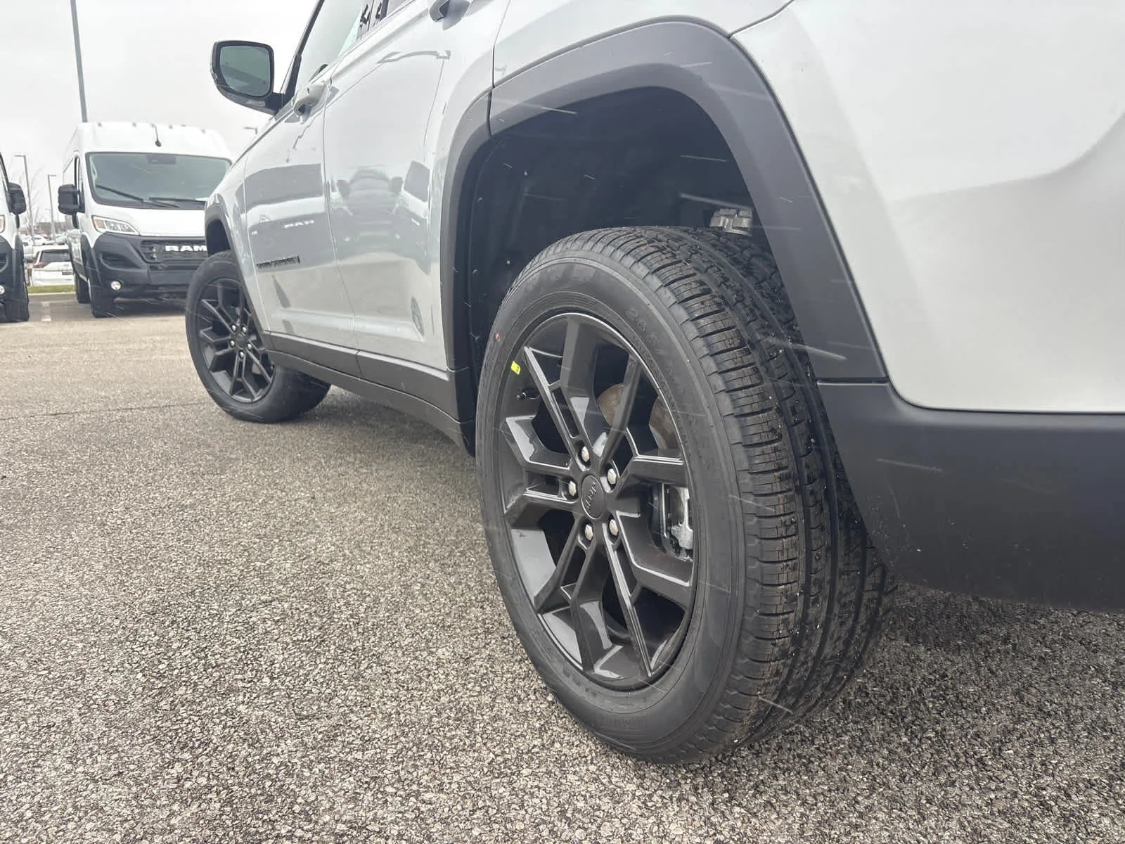 New 2025 Silver Zynith Exterior Paint Jeep Limited image 6