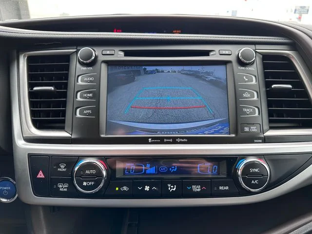 Used 2018 Silver Toyota XLE image 16