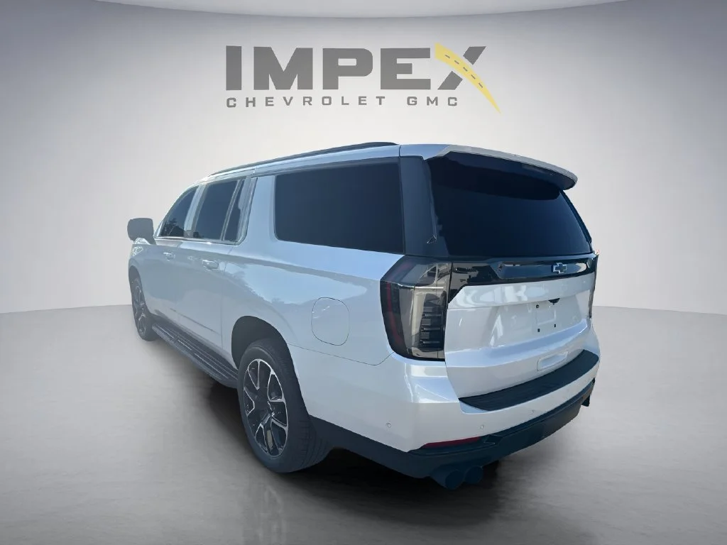 Used 2025 Iridescent Pearl Tricoat Chevrolet RST image 3
