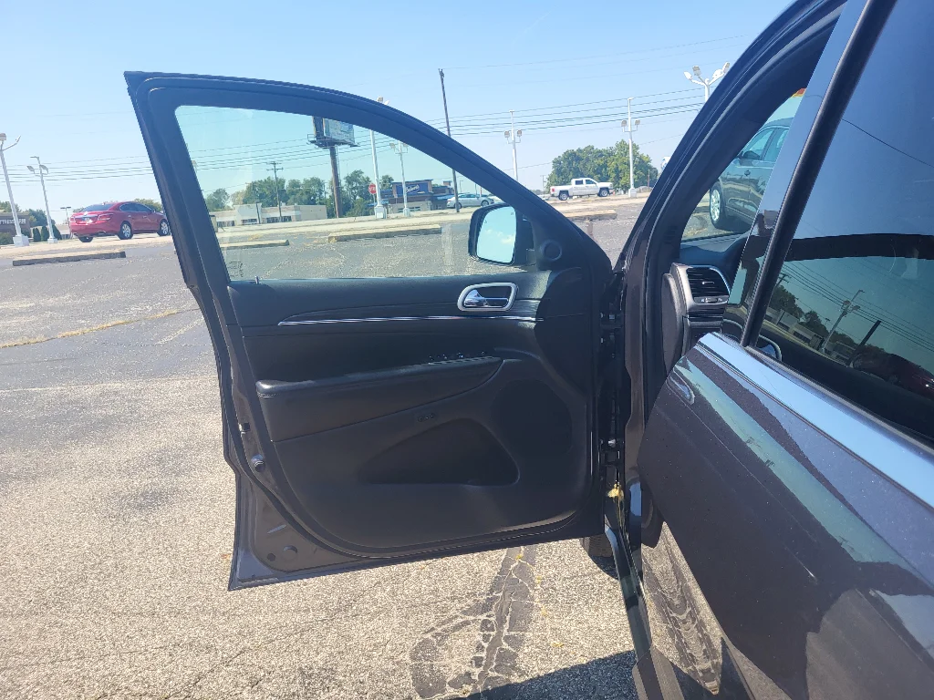 Used 2020 Granite Crystal Metallic Clearcoat Jeep Limited image 18