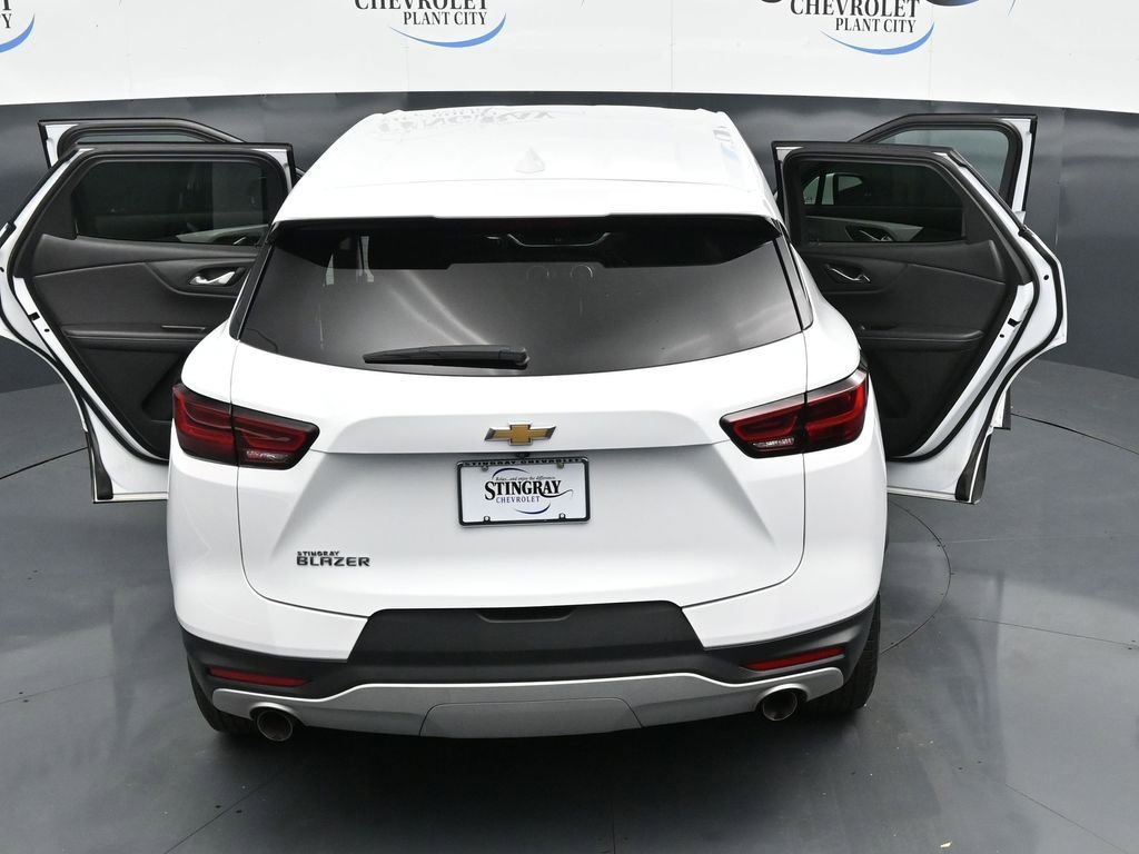 Used 2025 Summit White Chevrolet 2LT image 35