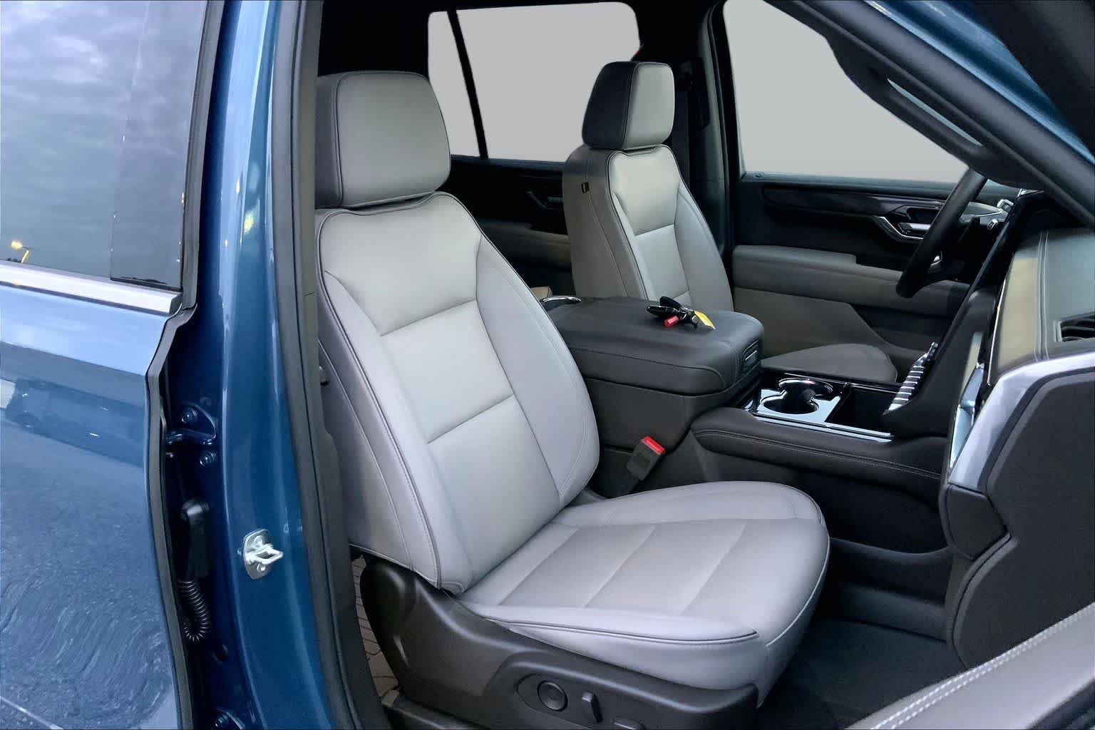 Used 2025 Downpour Metallic GMC Elevation image 9